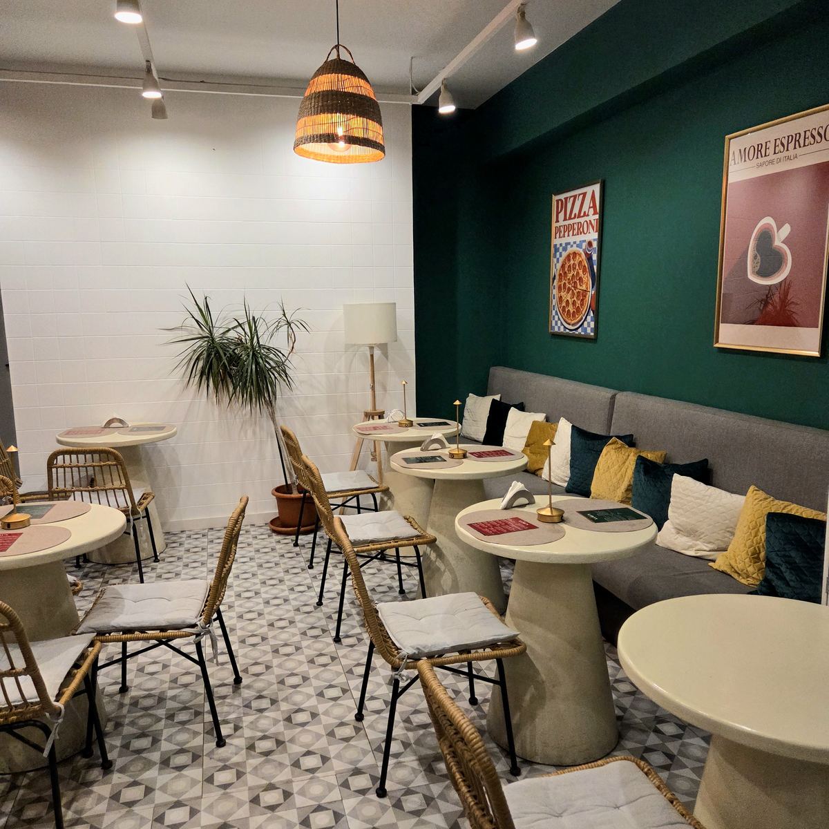 Interiorul Sami's Pizza, zona cu canapea și perete verde