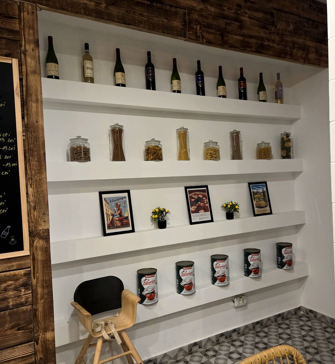 Interiorul Sami's Pizza, raft cu vinuri și paste