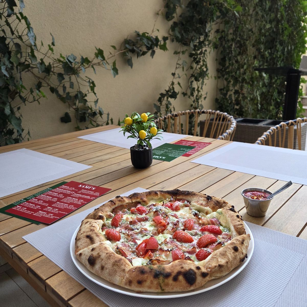 Terasa Sami's Pizza, masă cu pizza